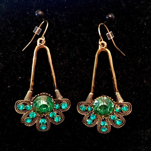 Jewelry - Green stone earrings